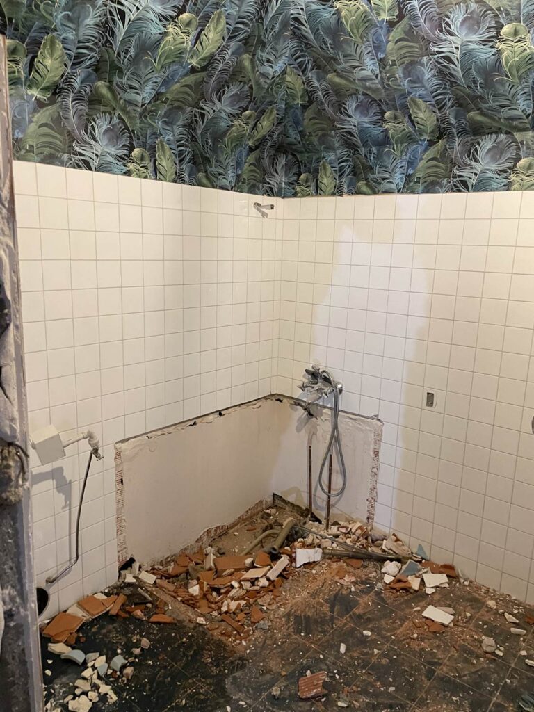Démolition de salle de bain en cours pour rénovation par Neolac à Annecy